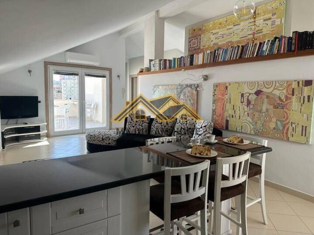 VILLA DI 4 PIANI IN VENDITA NEL CENTRO DI DURRËS VICINO AL TRIBUNALE !