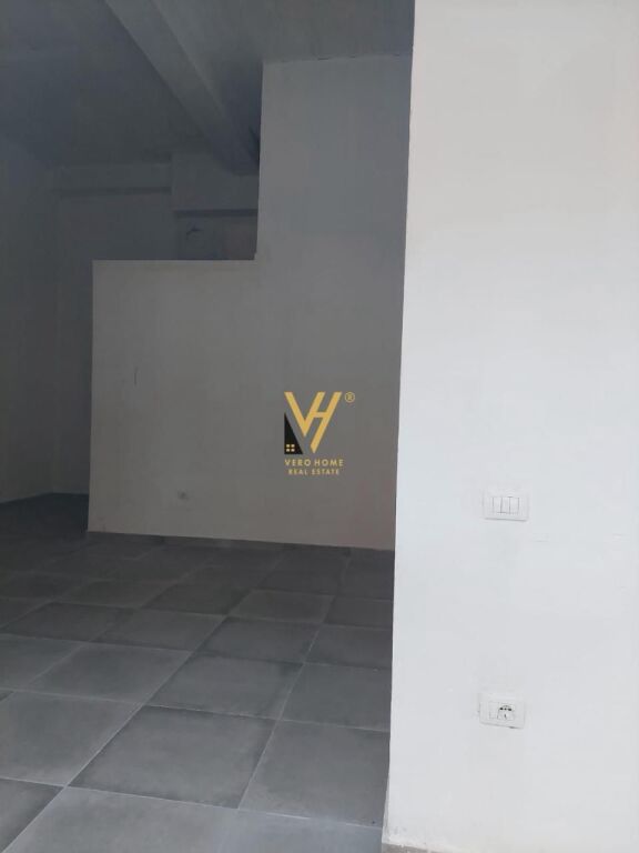 JEPET DYQAN 54 M2 ME QERA TE MINE PEZA 800 EURO