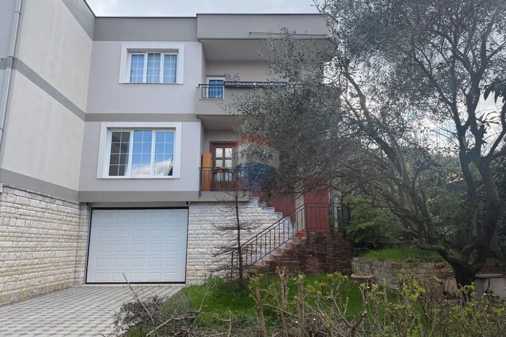 Villa su 3 piani in vendita a Sauk!!!
