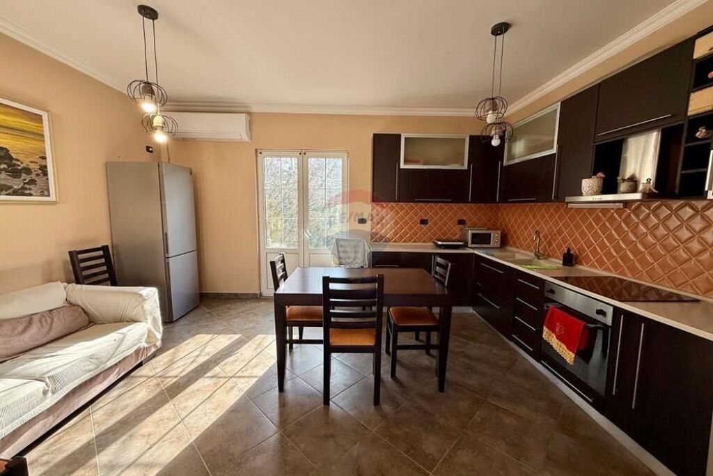 Villa su tre piani in vendita a Sauk!