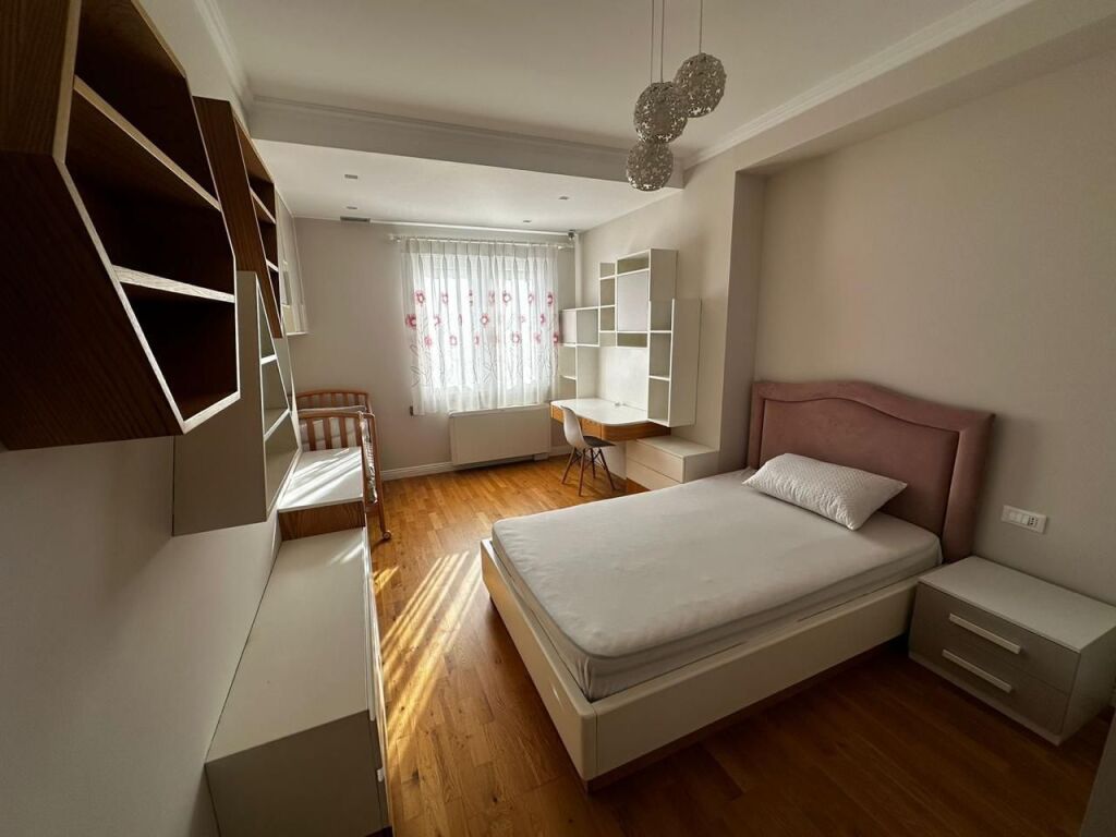 🏡Jepet me qira 3+1  📍 Komuna e Parisit💰 150,000 lekë / muaj