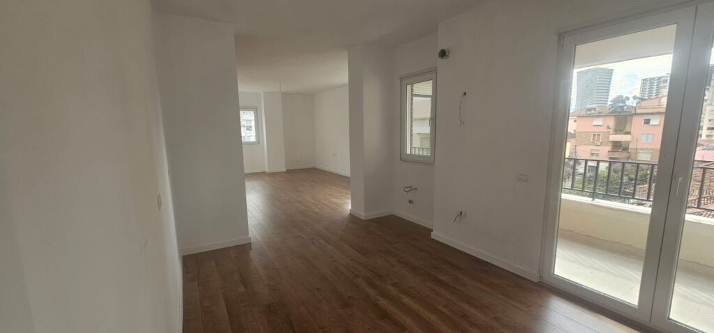 Apartament 3+1+2 per shitje, Pazari i Ri
