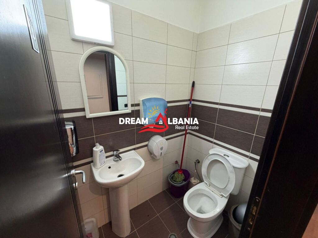 Locale commerciale negozio in affitto al Liqeni i Thate, via Eduart Mano (ID 42711020)