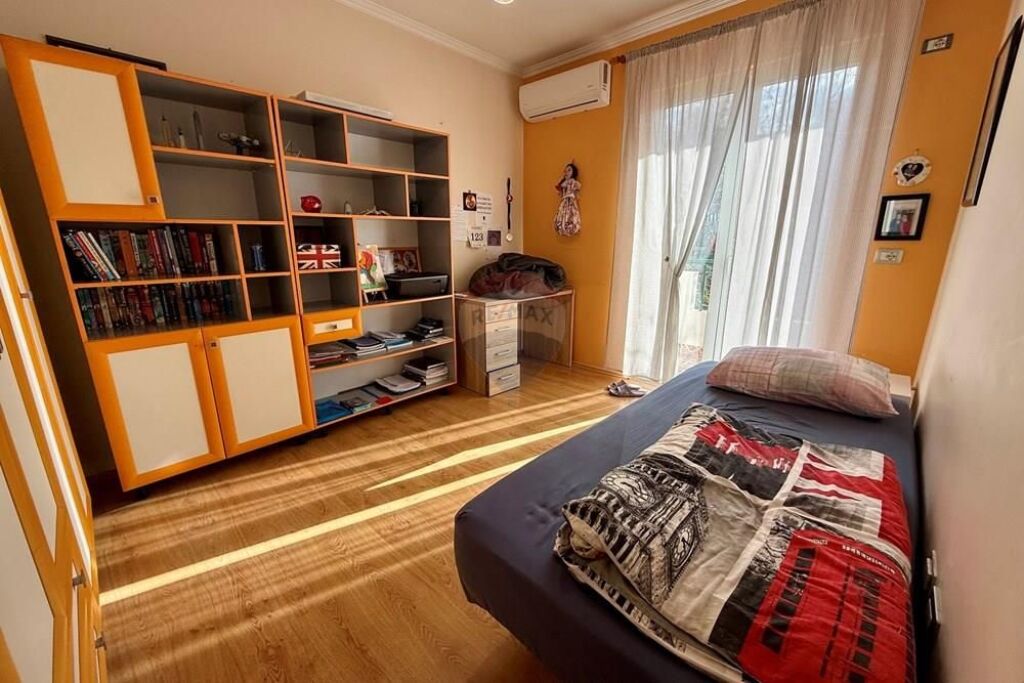 Villa su tre piani in vendita a Sauk!