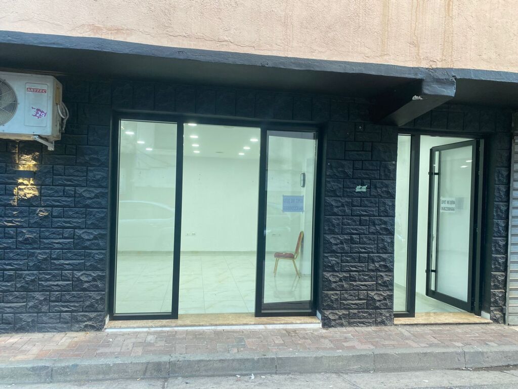 🏠 IN VENDITA Super: Locale 48m² (📍Vasil Shanto - Blv.Bajram Curri)🔥 Ottima posizione || Fronte strada ✨️ 130,000€ 💶💶