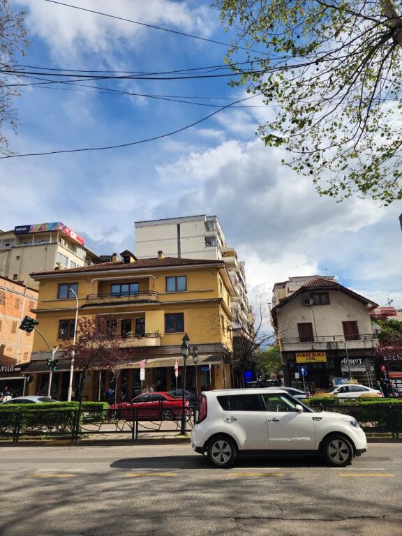 🤩Shitet: 2+1+2🚾 & Ballkon Gjigand 📍( M. Shyri - Mulliri Vjetër/Rr. Islam Alla) 400m nga Sheshi Skëndërbe 122m² Çmimi 278.000€ ✨