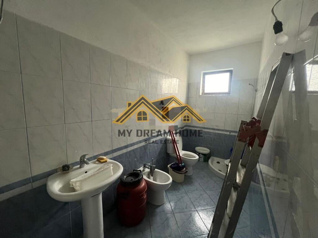 VENDESI PRIVATO IN VENDITA A ISH KENETE DURRES!
