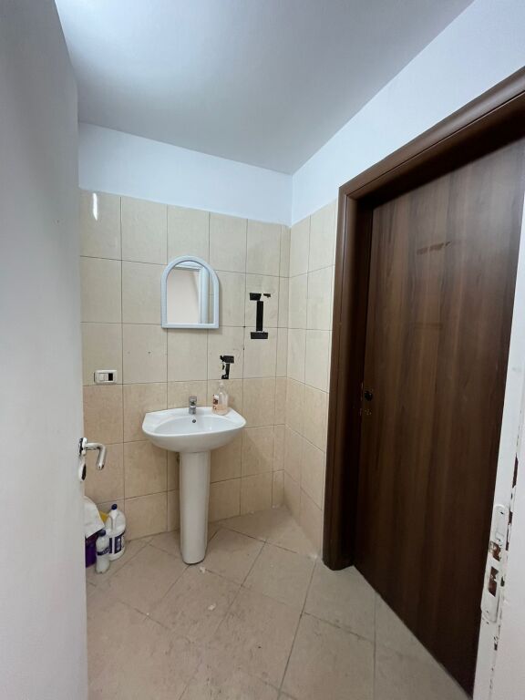 Locale in Affitto per Uffici / Cliniche – Via Kavajës