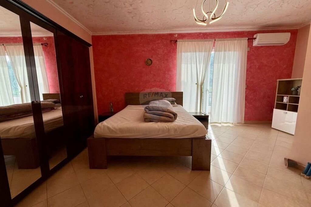 Villa su tre piani in vendita a Sauk!