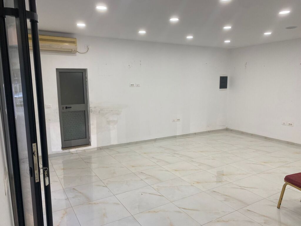 🏠 IN VENDITA Super: Locale 48m² (📍Vasil Shanto - Blv.Bajram Curri)🔥 Ottima posizione || Fronte strada ✨️ 130,000€ 💶💶