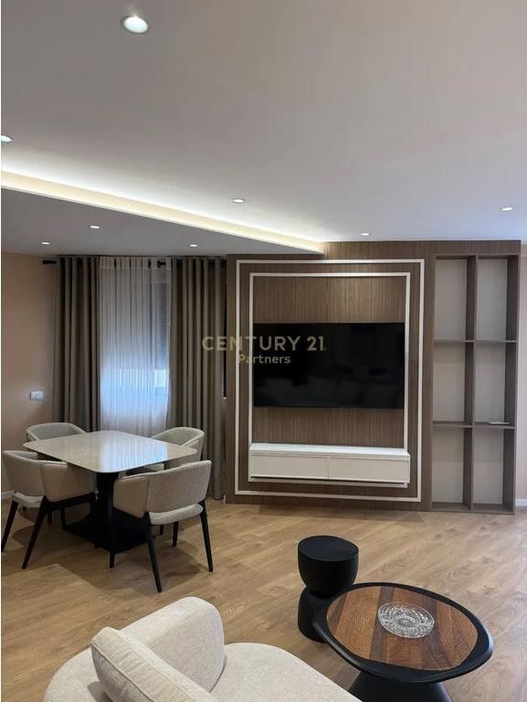 VENDIAMO APPARTAMENTO 2+1+2 CON POSTO AUTO IN VIA DURRËS!