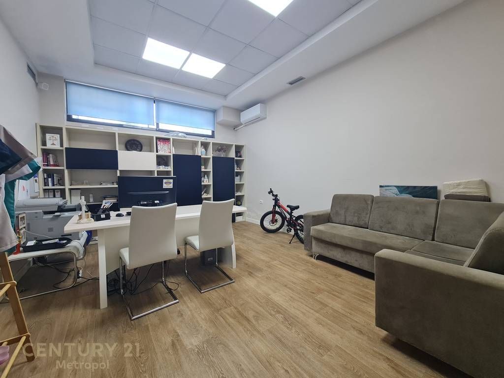 COMMERCIAL SPACE FOR RENT AT PARIS COMMUNE