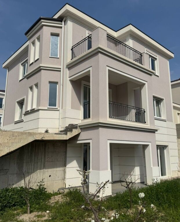 🏡 VILLA DI LUSSO SU 3 PIANI – COLLINA VERDE, VICINO A TEG ✨