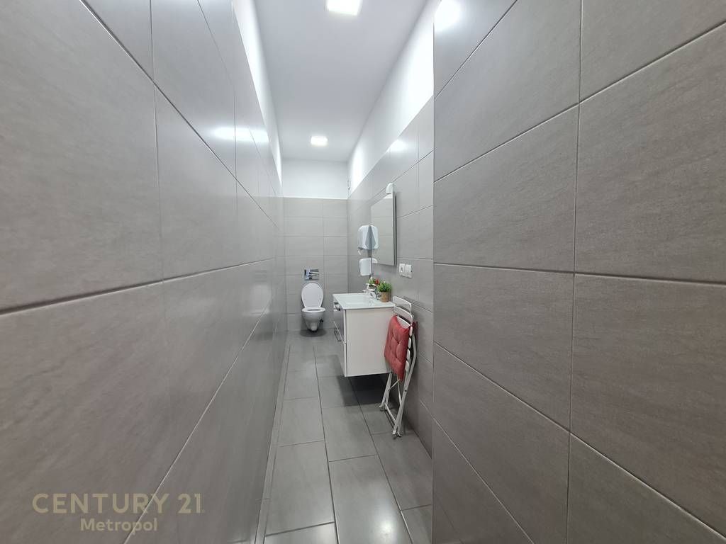COMMERCIAL SPACE FOR RENT AT PARIS COMMUNE