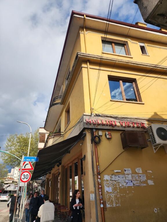 🤩Shitet: 2+1+2🚾 & Ballkon Gjigand 📍( M. Shyri - Mulliri Vjetër/Rr. Islam Alla) 400m nga Sheshi Skëndërbe 122m² Çmimi 278.000€ ✨