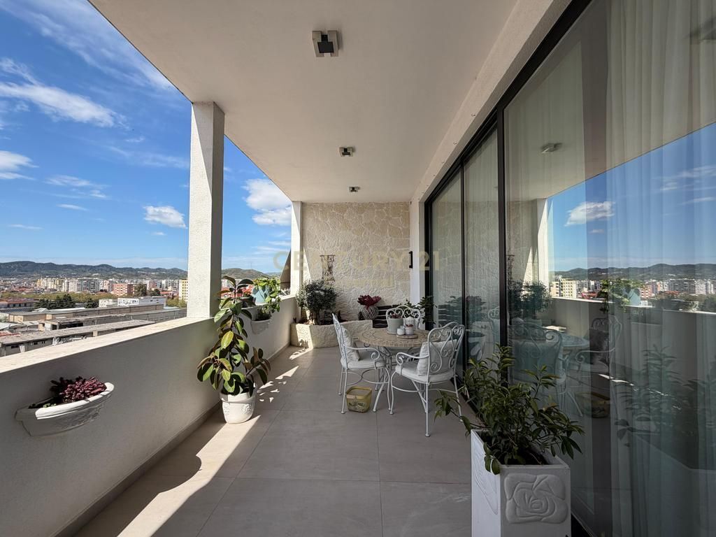 Appartamento 3+1 con parcheggio in vendita a Golden Park 3.