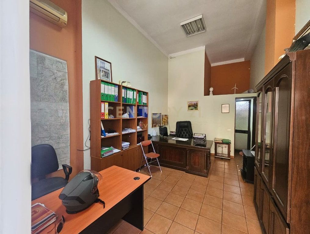 DURRES ROAD, WE SELL A SHOP SUITABLE TO BE CONVERTED INTO AN APARTMENT