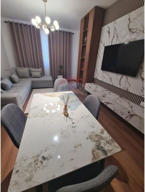Appartamento 1 +1 in affitto in via Elbasani