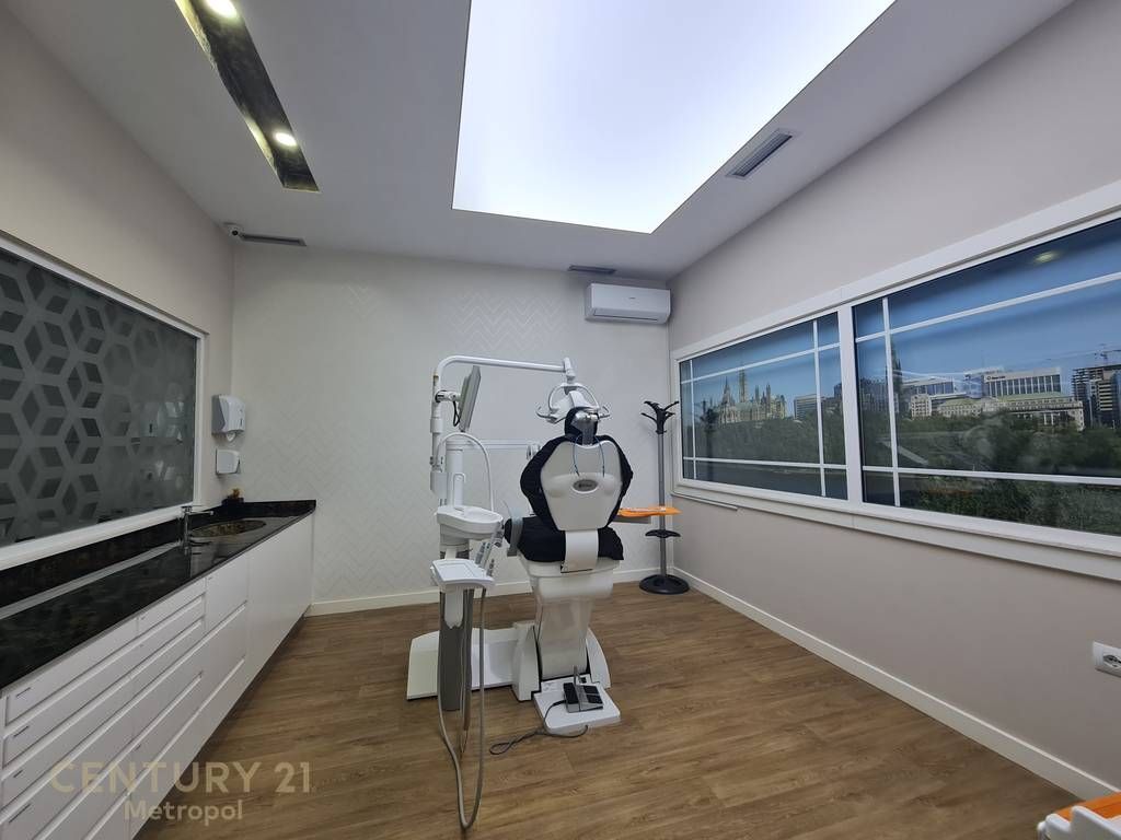 OFROJ PER QIRA AMBIENT KOMERCIAL 120m, KOMUNA E PARISIT!