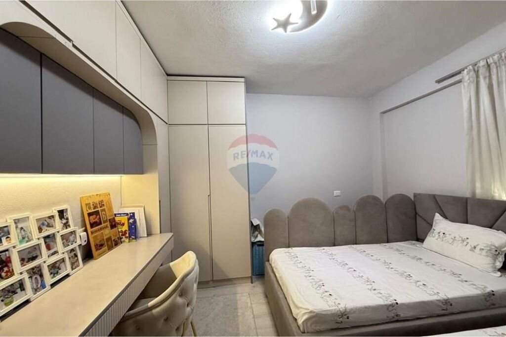 Shitet apartament 2+1+2 pranë Stadiumit Dinamo