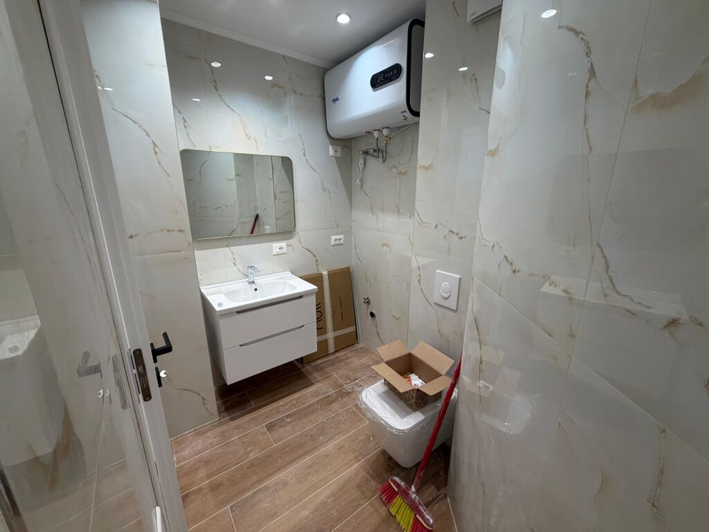 📣 Apartment 1+1 FOR SALE 📍 Near 21-Dhjetori ✨   🏢 New Building (With Elevator)  📐 Gross Area 54 m2  📐 Net Area 46 m2  🛋️ Fully Renovated   💶 Price 155,000 Euro