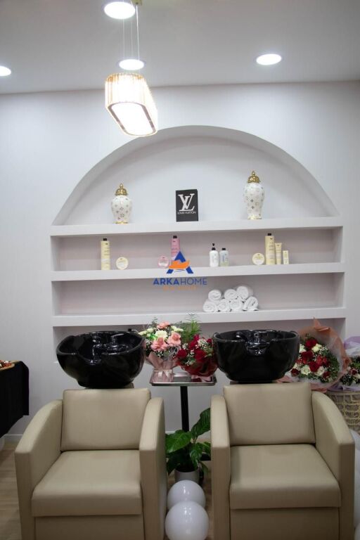 VENDESI ATTIVITÀ PARRUCCHIERE 50M2 "ASTIR" 25.000 EURO