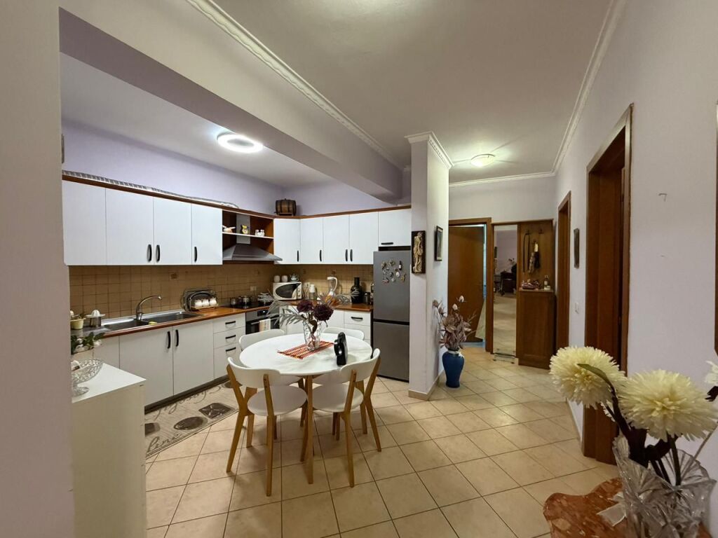 🏡 Jepet me qira 2+1 – 📍 Përballë Klinikës At Luigji Monti, Rr. e Kavajës💶 700 €/muaj