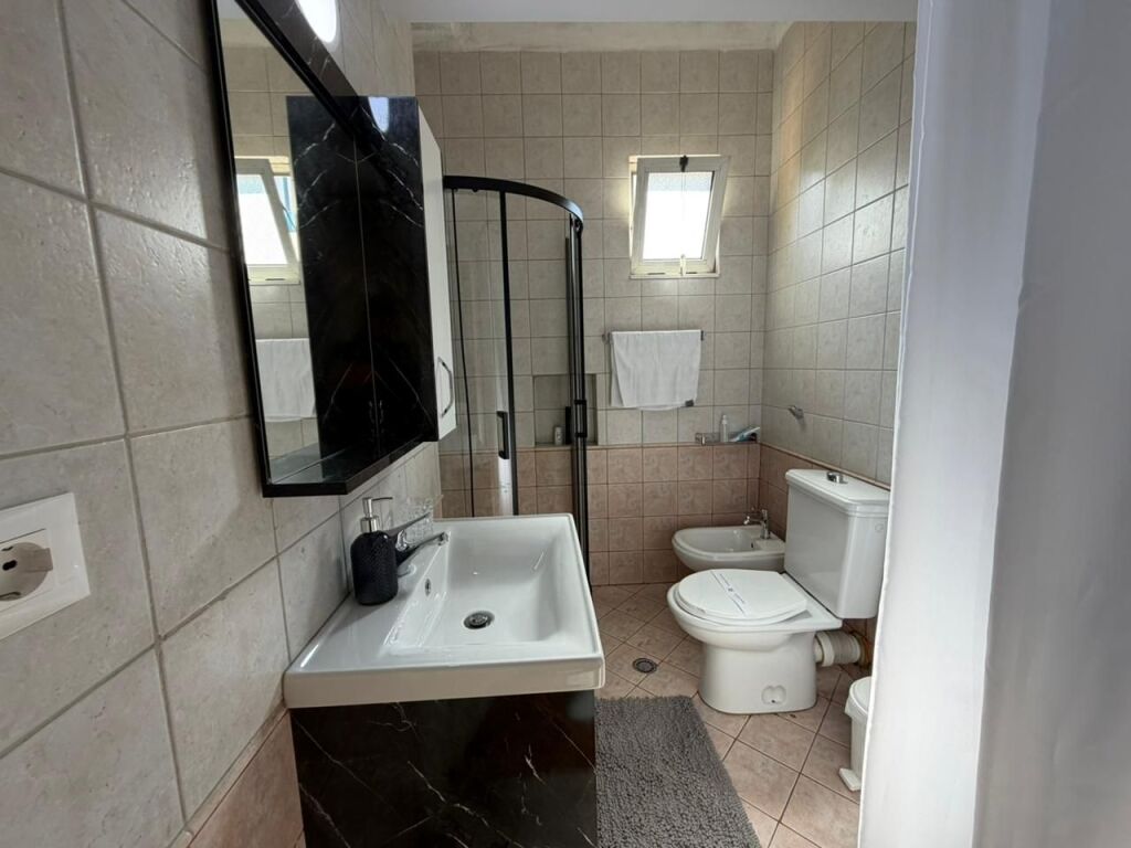 Apartament 2+1 per qira prane Hotel Colosseo tek Rruga e Durresit.