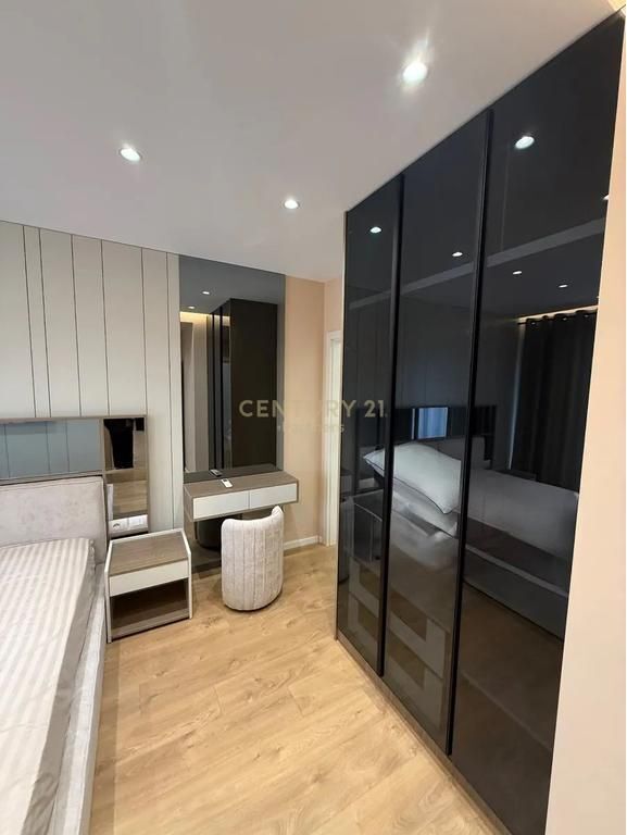 SHESIM APARTAMENT 2+1+2+ POST PARKIMI NE RRUGEN E DURRSIT PERBALLE COLOSSEO !!
