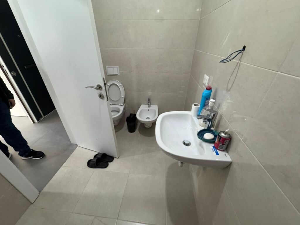 🏡 Appartamento 2+1+2 in affitto  📍 Indirizzo: Farmacia 10💰 Prezzo: 60.000 lek/mese