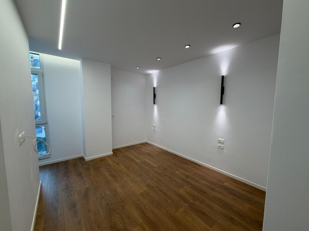 📣 Apartment 1+1 FOR SALE 📍 Near 21-Dhjetori ✨   🏢 New Building (With Elevator)  📐 Gross Area 54 m2  📐 Net Area 46 m2  🛋️ Fully Renovated   💶 Price 155,000 Euro