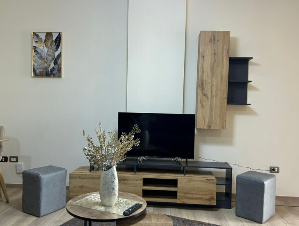 🏡 SHTËPI ME QIRA – RRUGA E KAVAJËS (PËRBALLË DELIJORGJIT)  