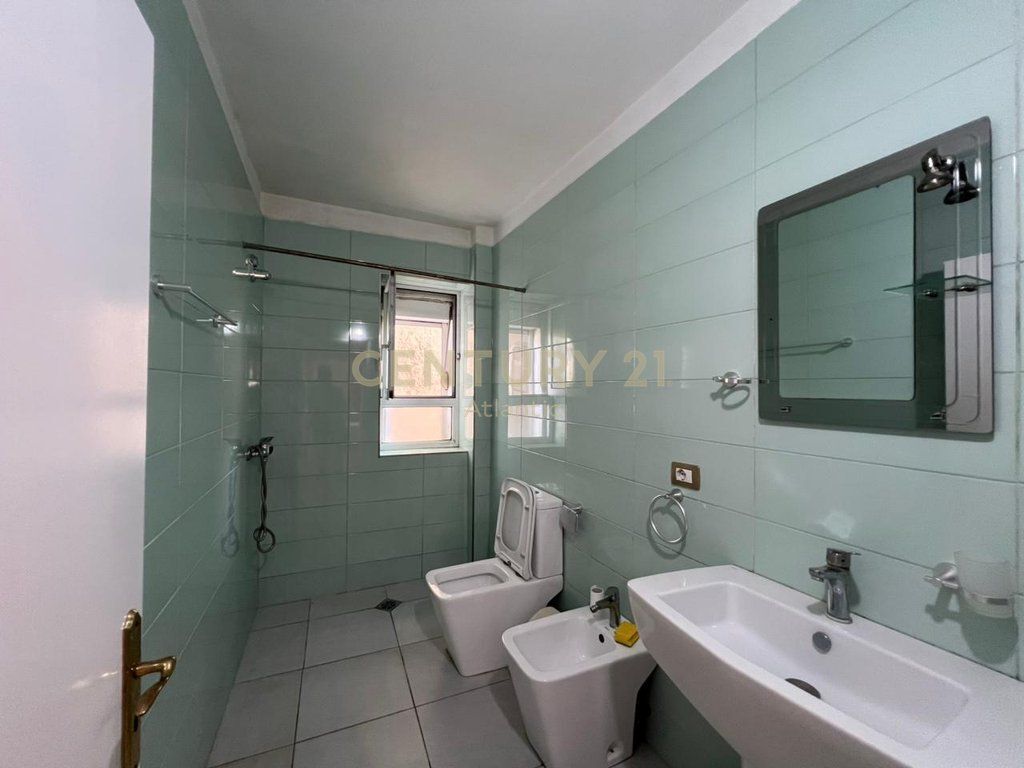 SHITET APARTAMENT 2+1+2 TUALETE PRANE QENDRRES TEK MUZEUMI DURRES !