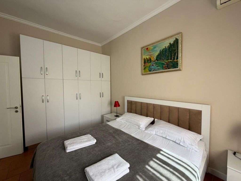 Apartament 2+1 per qira prane Hotel Colosseo tek Rruga e Durresit.