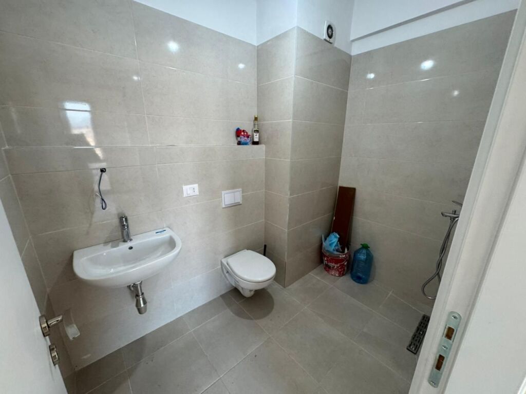 🏡 Appartamento 2+1+2 in affitto  📍 Indirizzo: Farmacia 10💰 Prezzo: 60.000 lek/mese