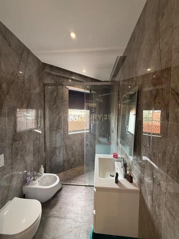 SHESIM APARTAMENT 2+1+2+ POST PARKIMI NE RRUGEN E DURRSIT PERBALLE COLOSSEO !!
