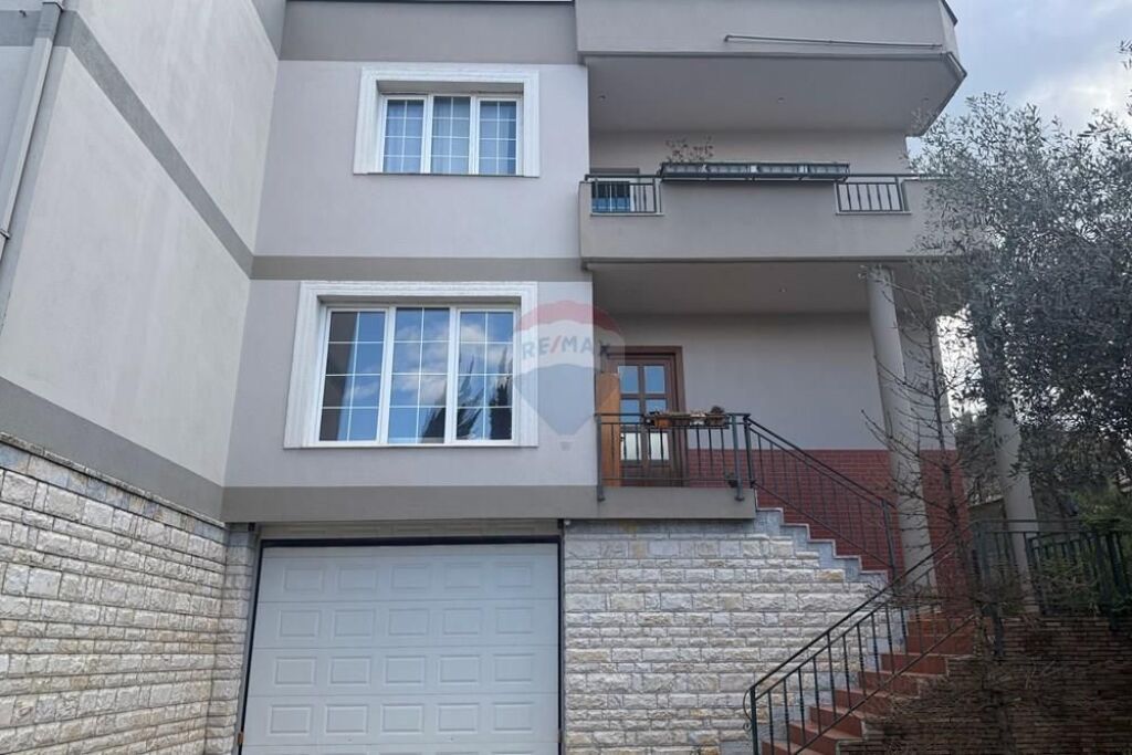 Villa su 3 piani in vendita a Sauk!