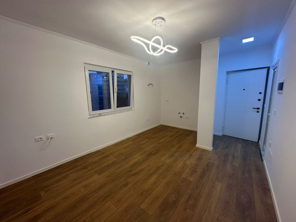 Apartament 1+1 per shitje tek Shkolla e Kuqe.