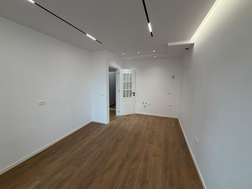 📣 Apartment 1+1 FOR SALE 📍 Near 21-Dhjetori ✨   🏢 New Building (With Elevator)  📐 Gross Area 54 m2  📐 Net Area 46 m2  🛋️ Fully Renovated   💶 Price 155,000 Euro
