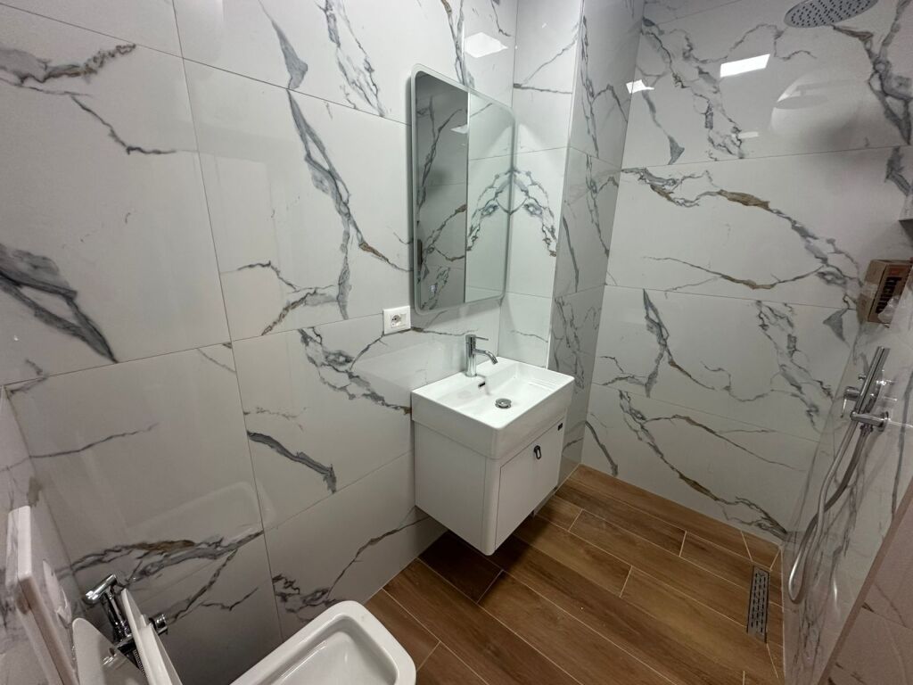 Apartament 1+1 per shitje tek Shkolla e Kuqe.