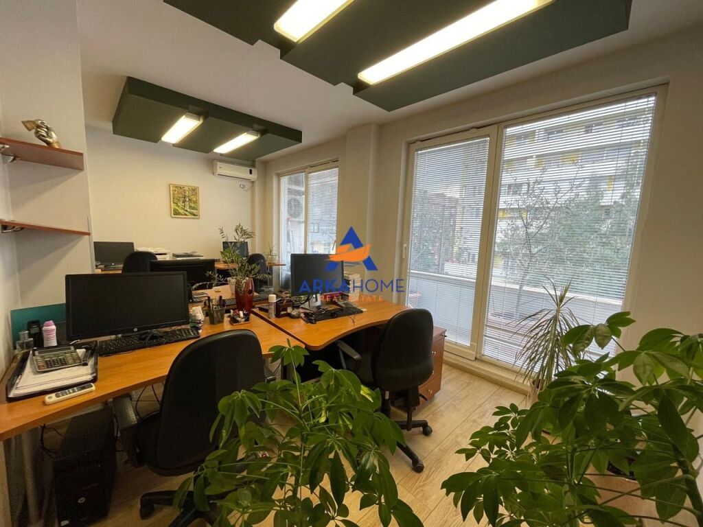 JEPET ZYRË ME QERA 120M2 "NË QENDËR TË TIRANËS, PRANË TAIVANIT" 160.000 LEKE