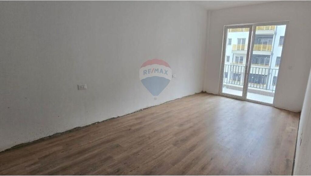 Appartamento 2+1+2 in vendita presso Rez Aura Vendesi appartamento 2+1+2 in Via Dritan Hoxha Complesso Aura. È composto da 1 soggiorno e cucina insieme, 2 camere da letto, 2 bagni e 1 balcone. L'appartamento si trova al 3° piano residenziale di un palazzo con ascensore. Il prezzo è di 1600 Euro al m2. Per maggiori informazioni contattaci.