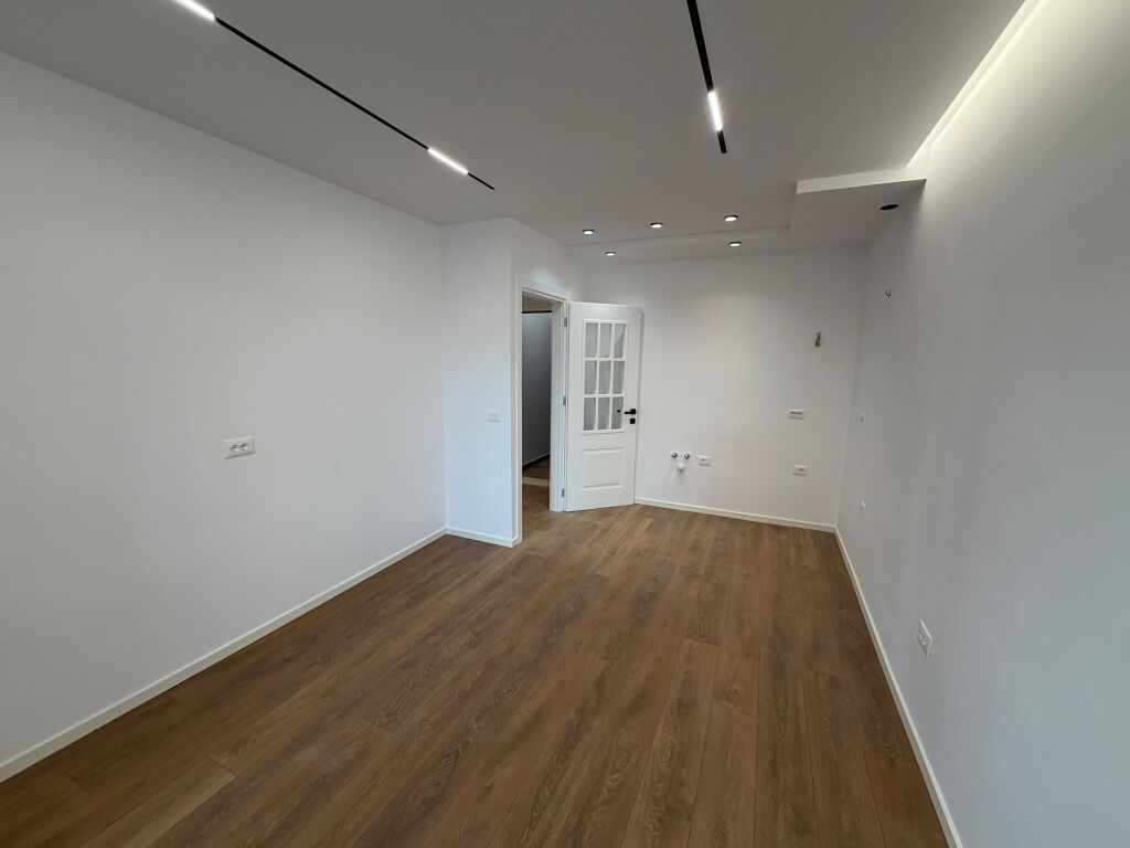 📣 Apartment 1+1 FOR SALE 📍 Near 21-Dhjetori ✨   🏢 New Building (With Elevator)  📐 Gross Area 54 m2  📐 Net Area 46 m2  🛋️ Fully Renovated   💶 Price 155,000 Euro