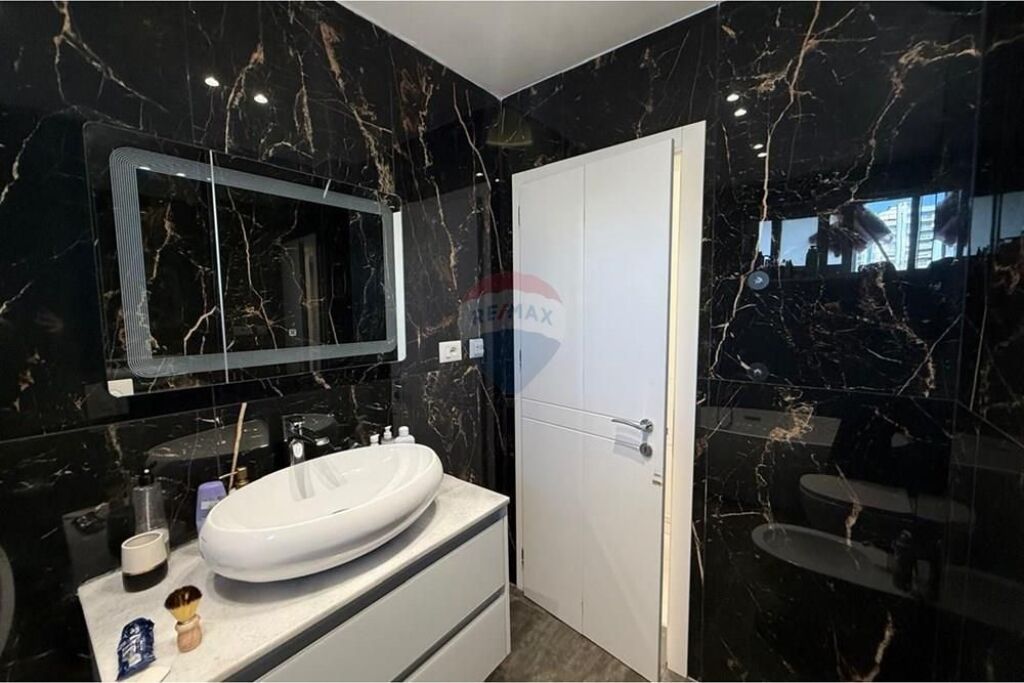 Shitet apartament 2+1+2 pranë Stadiumit Dinamo