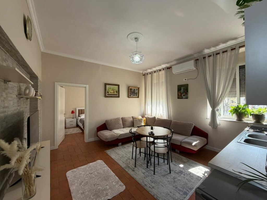 Apartament 2+1 per qira prane Hotel Colosseo tek Rruga e Durresit.