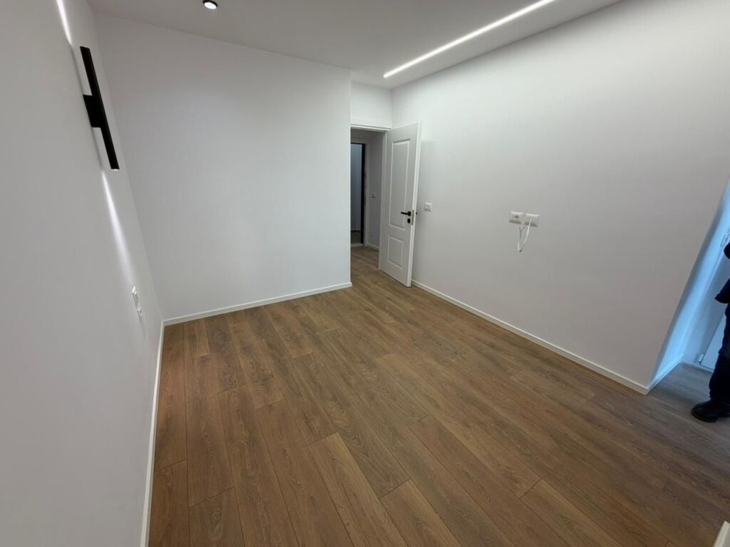 📣 Apartment 1+1 FOR SALE 📍 Near 21-Dhjetori ✨   🏢 New Building (With Elevator)  📐 Gross Area 54 m2  📐 Net Area 46 m2  🛋️ Fully Renovated   💶 Price 155,000 Euro