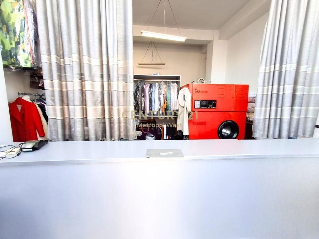 Locale Commerciale in Affitto – Unaza e Re
