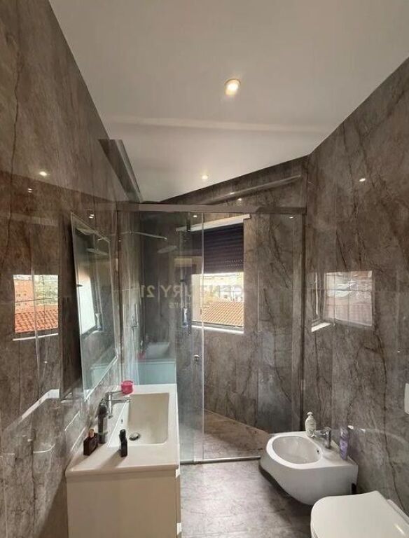 Apartament ne shitje 2+1+2+ Post Parkimi, Rruga e Durresit