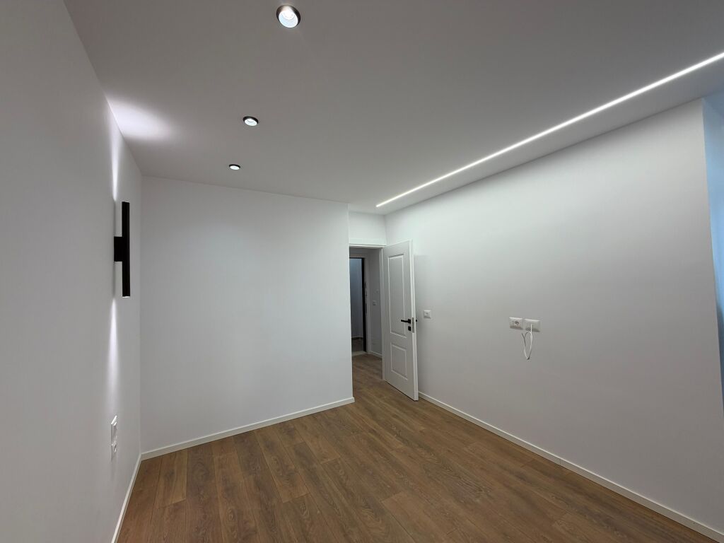 📣 Apartment 1+1 FOR SALE 📍 Near 21-Dhjetori ✨   🏢 New Building (With Elevator)  📐 Gross Area 54 m2  📐 Net Area 46 m2  🛋️ Fully Renovated   💶 Price 155,000 Euro