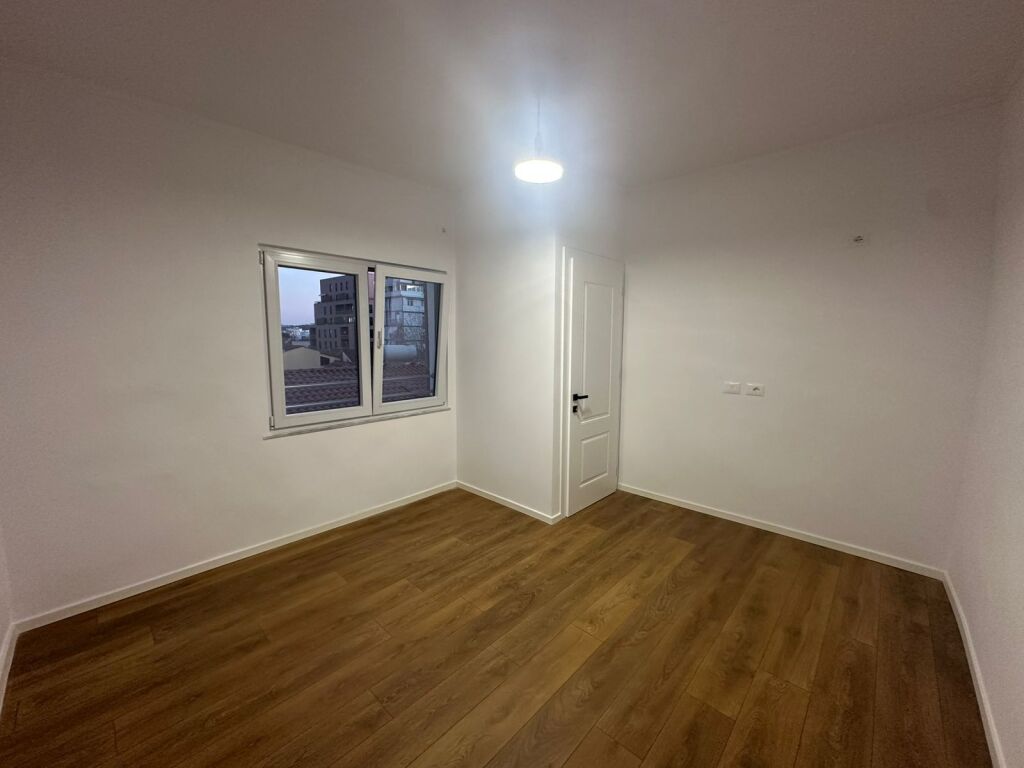 Apartament 1+1 per shitje tek Shkolla e Kuqe.